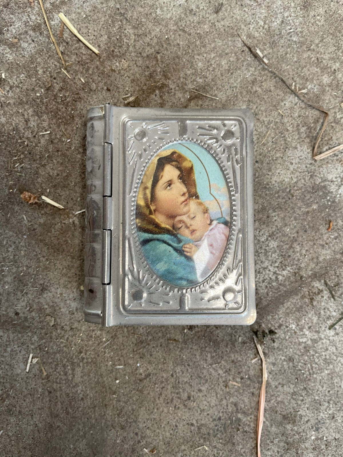 Vintage sigarettendoosje met religieuze afbeelding, Antiek en Kunst, Antiek | Religie, Ophalen of Verzenden