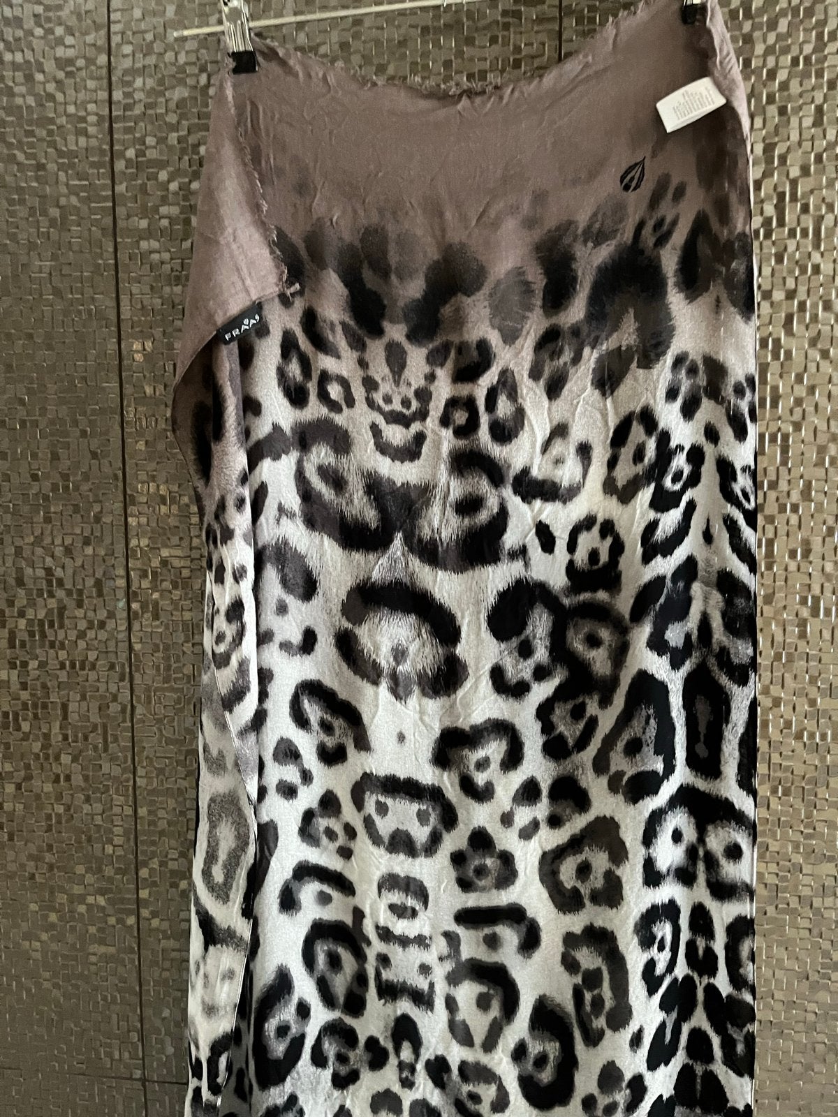 Fraas Sjaal met Luipaardprint - Zo goed als nieuw, Kleding | Dames, Mutsen, Sjaals en Handschoenen, Ophalen of Verzenden, Zo goed als nieuw