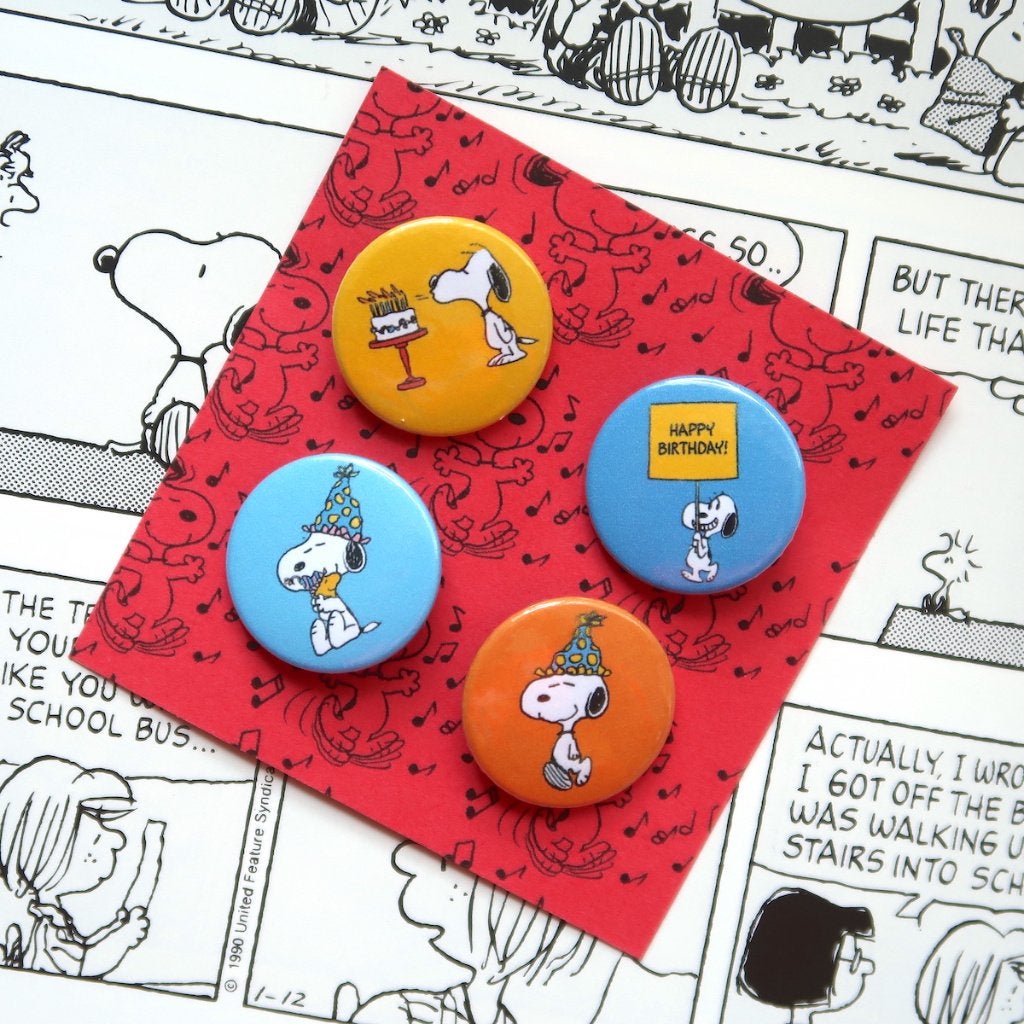 Peanuts Snoopy verjaardag pins buttons badges speldjes set, Verzamelen, Stripfiguren, Verzenden, Snoopy, Nieuw, Kleding