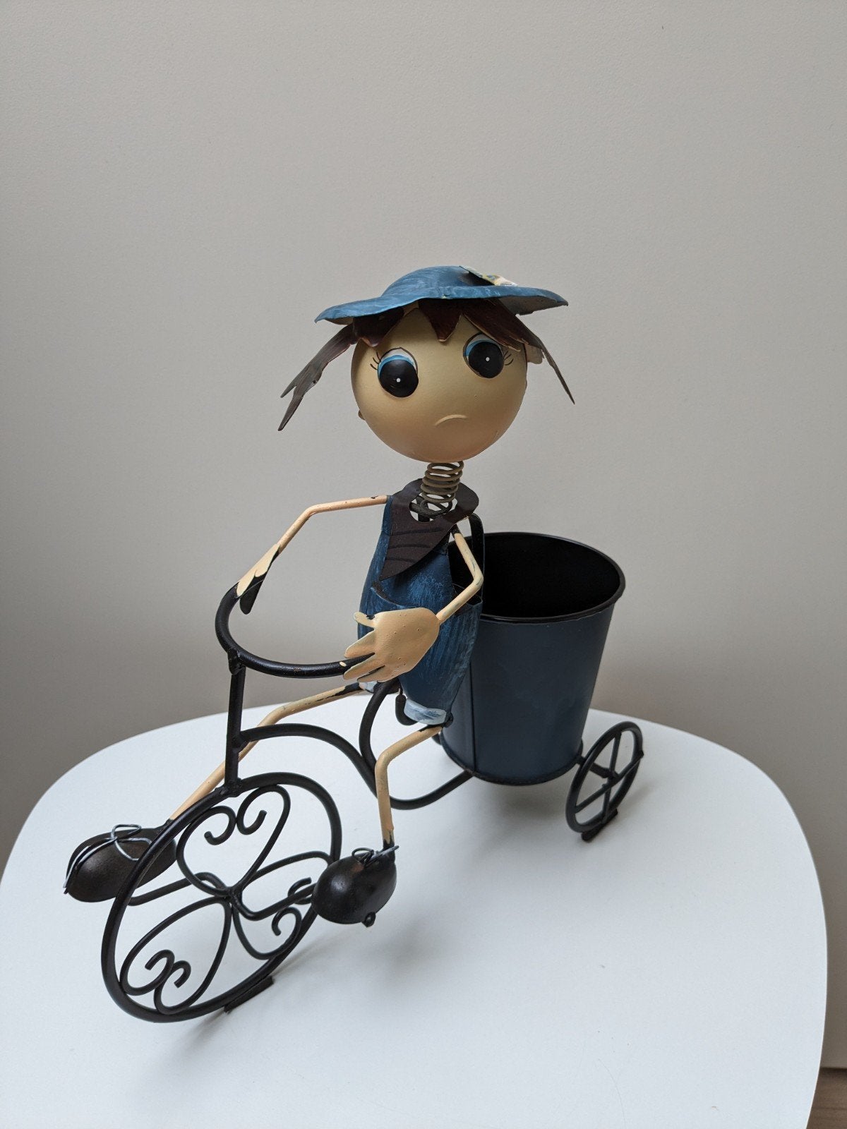 ❤️ NIEUW decoratief tinnen poppetje op fiets met bloempotje, Ophalen, Overige materialen, Overige vormen, Binnen