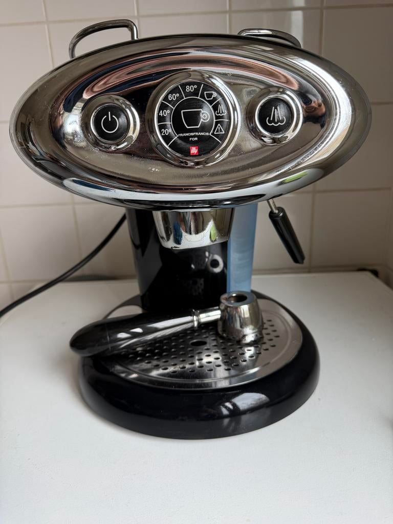 Illy FrancisFrancis! X7.1 iperEspresso Koffiezetapparaat, Koffiepads en cups, Espresso apparaat, Zo goed als nieuw, 2 tot 4 kopjes