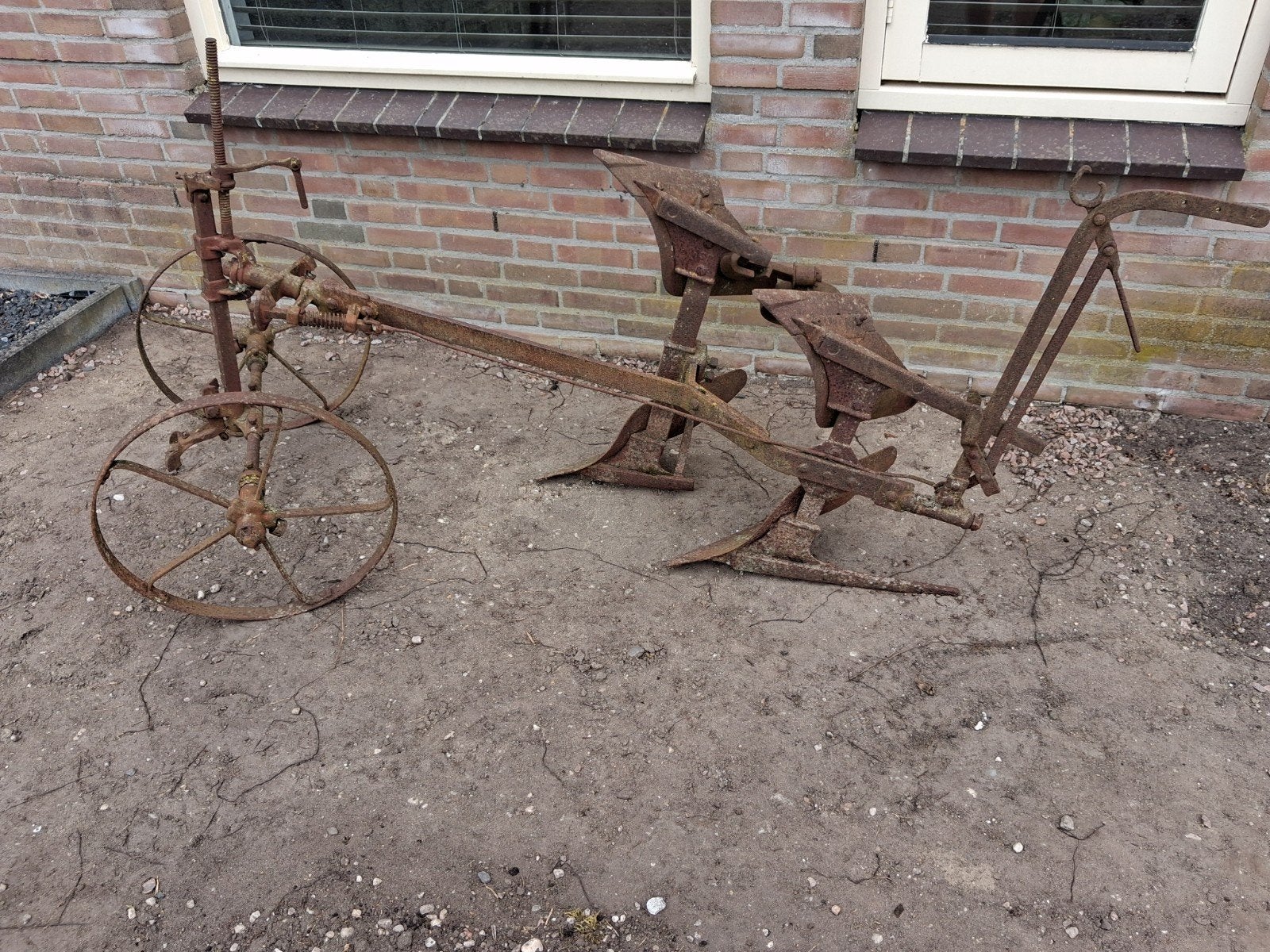 Oude ploeg te koop, Ophalen