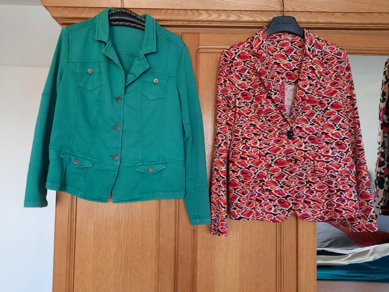 Twee dames jasjes: groen spijkerjasje en rood/zwart print, Ophalen of Verzenden, Gedragen, Groen, Jasje