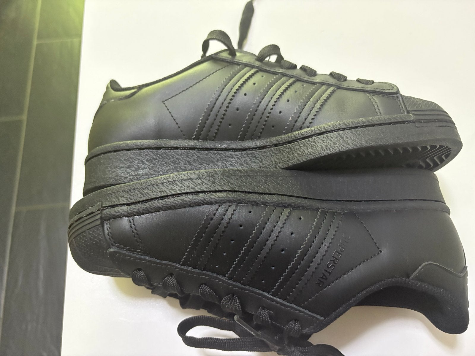 Adidas Superstar sneakers - Zwart helemaal nieuw, Ophalen of Verzenden, Zo goed als nieuw, Zwart, Sneakers of Gympen