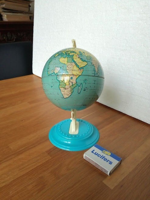 Vintage Wereldbol uit jaren '60 metalen bol plastic houder, Ophalen of Verzenden, Gebruikt