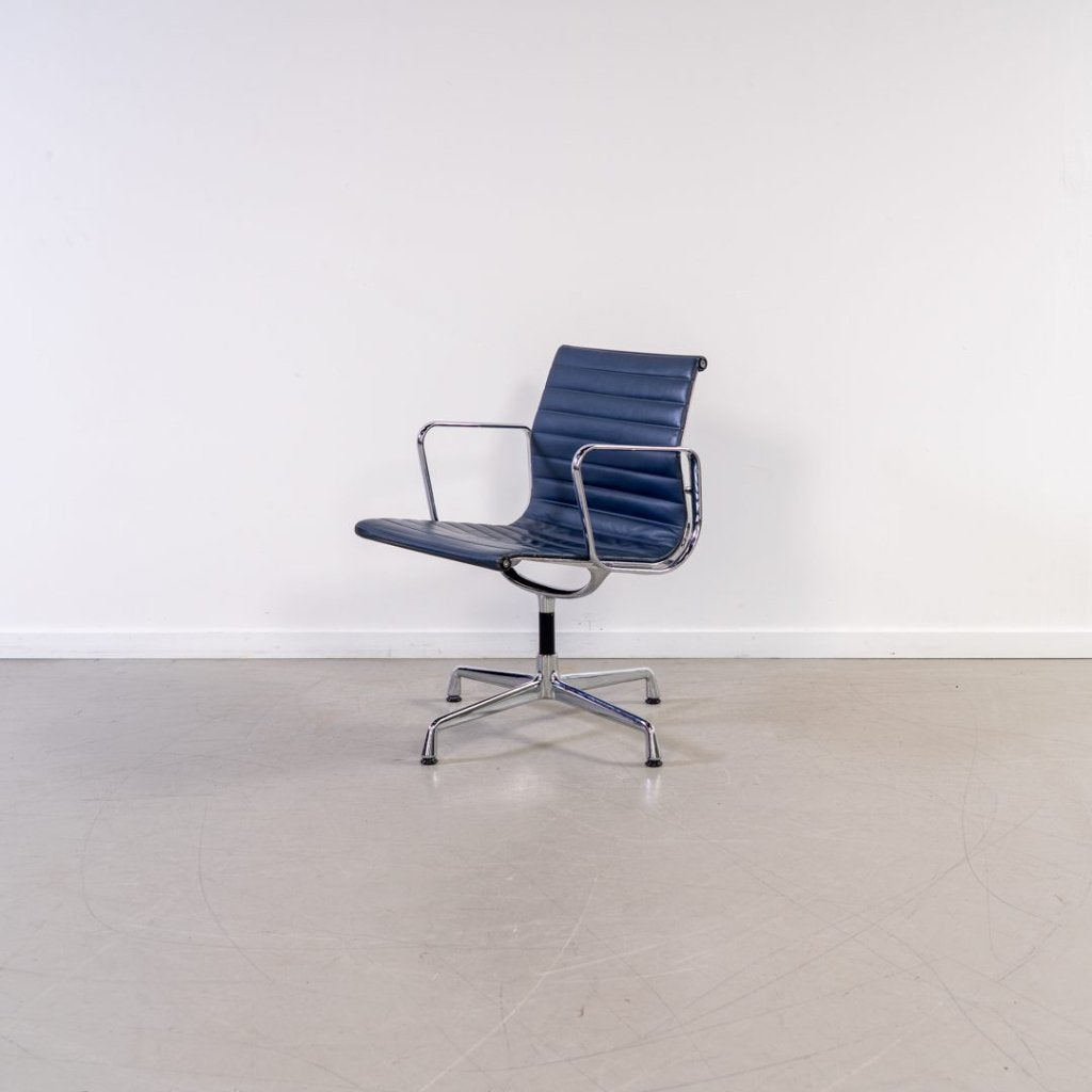 Vitra Eames EA 108 Stoel Donkerblauw Leer - Chroom, Niet ingevuld, Zo goed als nieuw, Niet ingevuld, Niet ingevuld