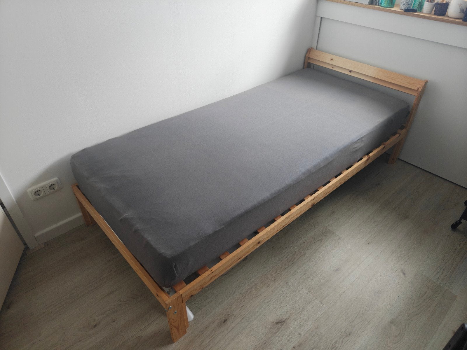 Ikea Neiden 1 persoons bed met lattenbodem, zonder matras., Ophalen, 90 cm, Eenpersoons, Bruin