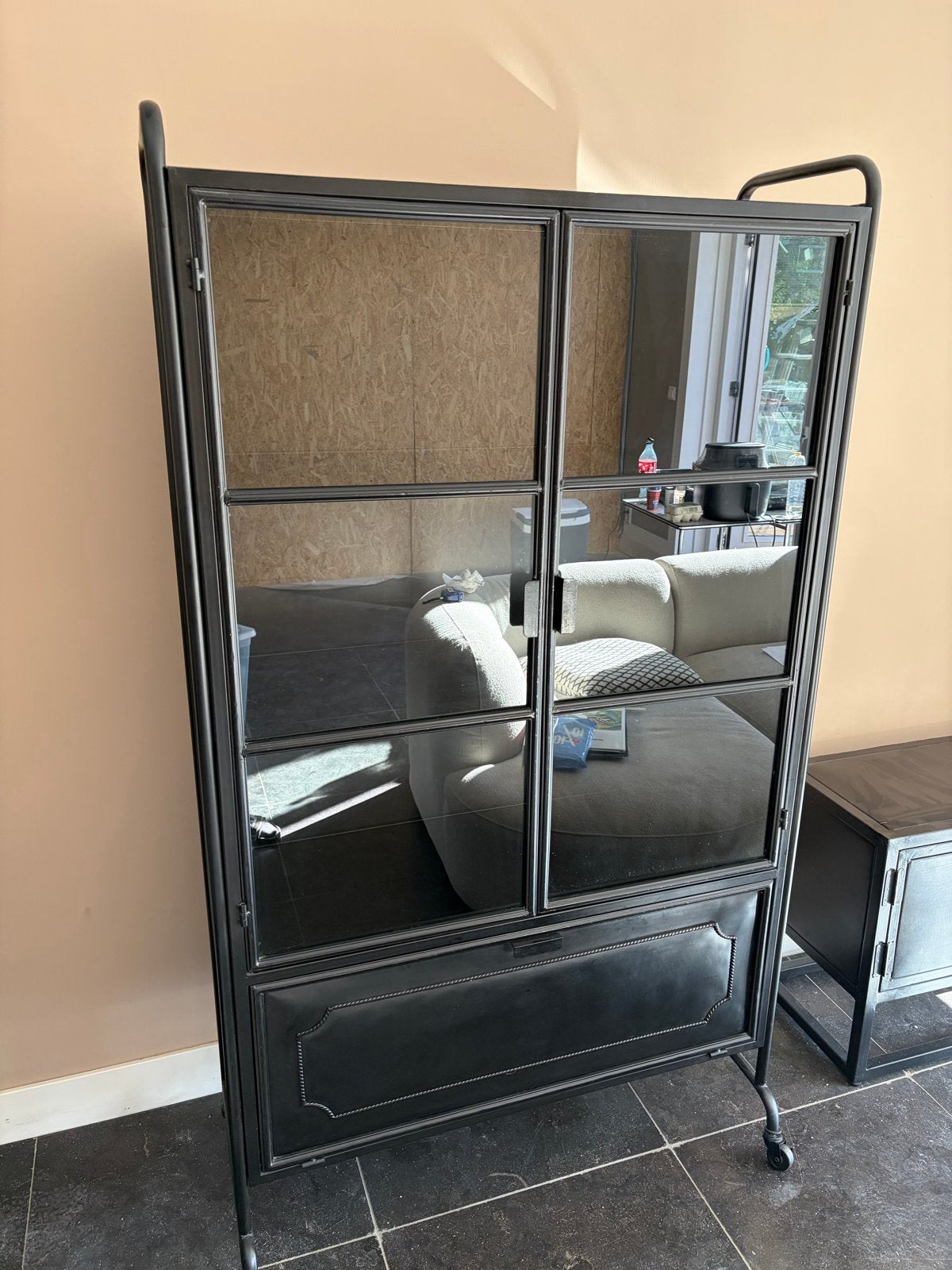 BePure vitrinekast met glas en metalen details