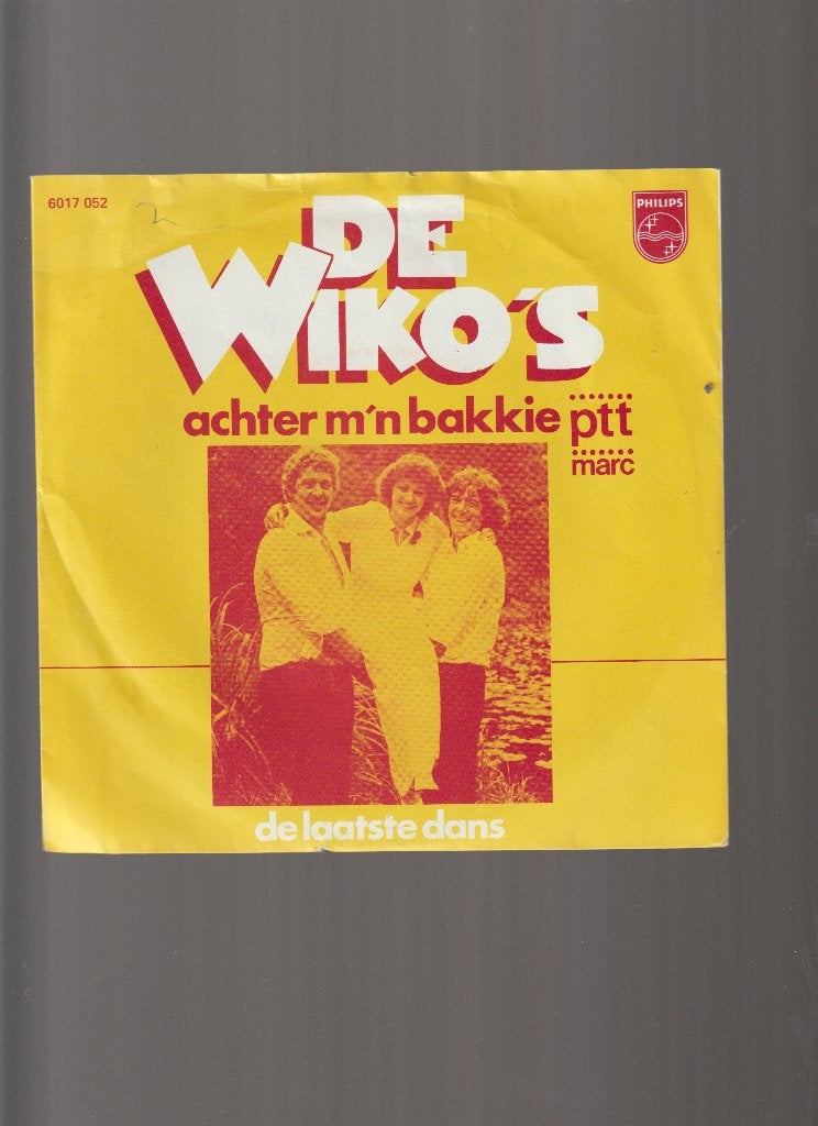 DE  WIKO'S  --  ACHTER  M'N  BAKKIE, 7 inch, Zo goed als nieuw, Nederlandstalig, Fotohoes