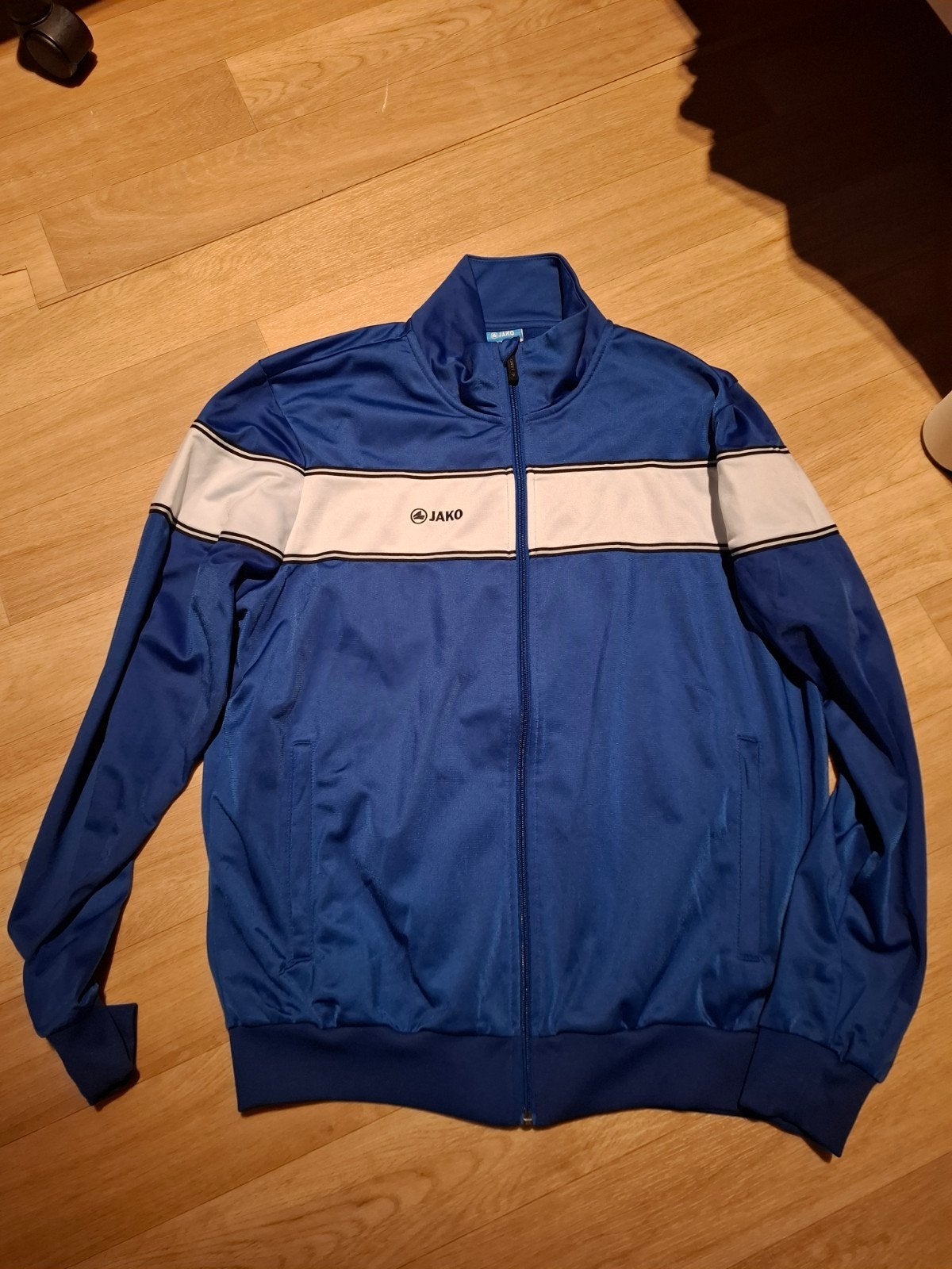 Jako trainingsjack blauw met witte strepen, Kleding | Heren, Sportkleding, Maat 52/54 (L), Blauw, Ophalen of Verzenden, Zo goed als nieuw