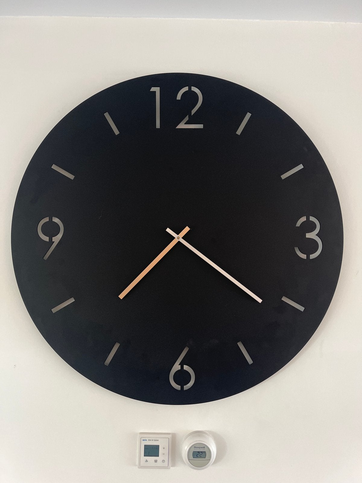 Grote Zwarte Wandklok - Diameter 80cm, Huis en Inrichting, Woonaccessoires | Klokken, Ophalen, Zo goed als nieuw, Analoog, Wandklok
