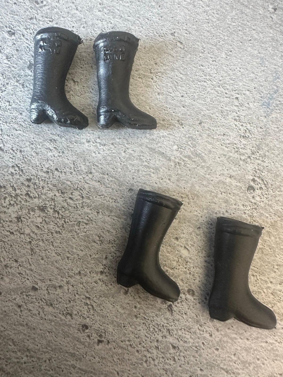 Kleine Barbie pop laarzen - Zwart, Verzamelen, Poppen, Ophalen of Verzenden, Gebruikt