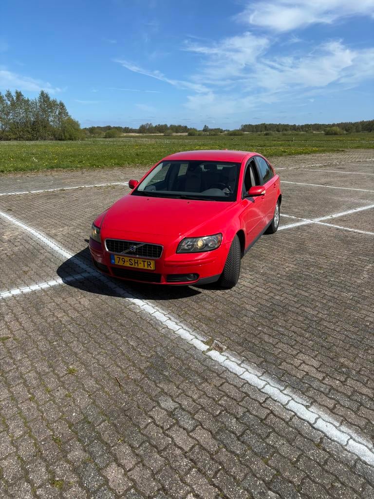 Volvo S40 1.8 2006 Rood, Auto's, Volvo, Voorwielaandrijving, 125 pk, 4 cilinders, Leder en Stof
