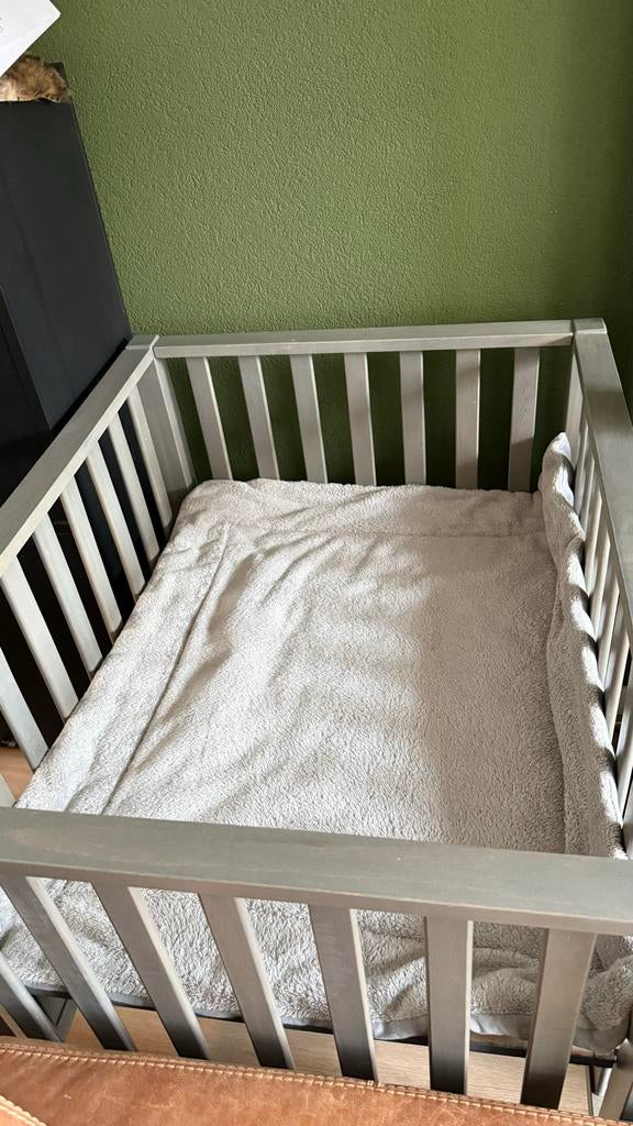 Grijze box met boxkleed, Kinderen en Baby's, Boxen, Ophalen of Verzenden, Gebruikt, Rechthoekig, Boxkleed