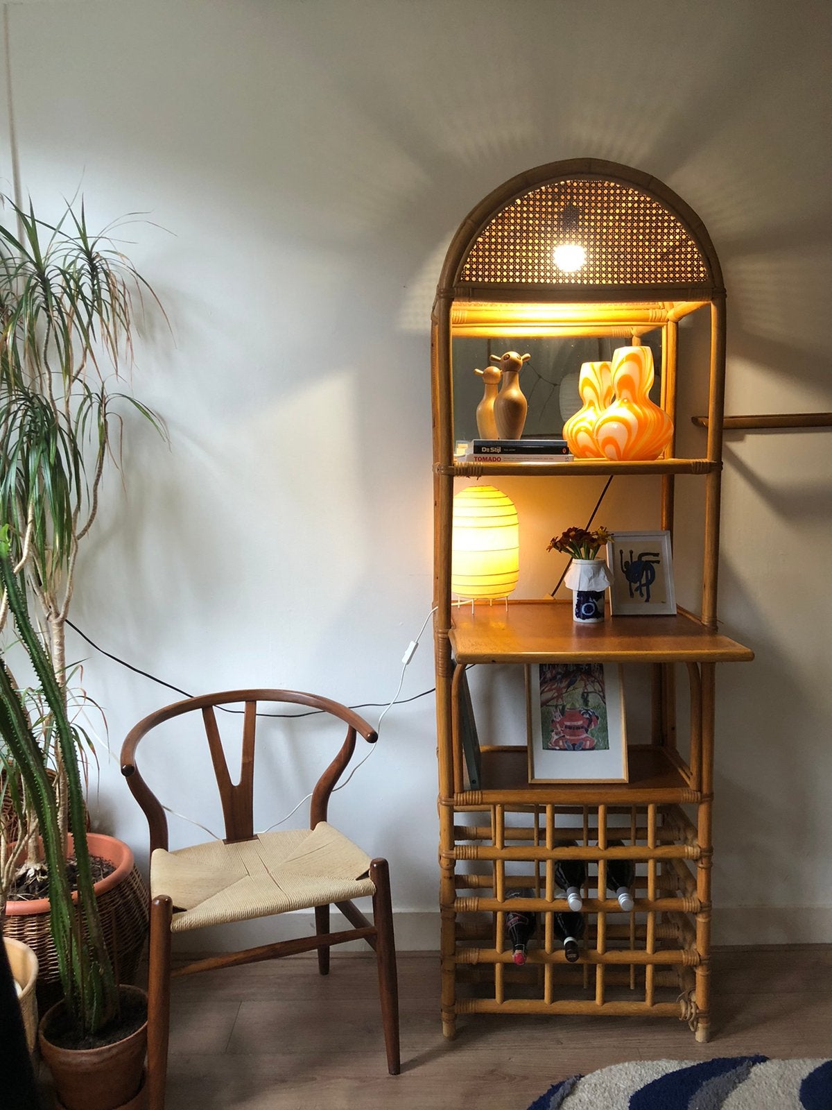 Vintage rotan boogkast met wijnrek, bureau en spiegel, Ophalen, Met plank(en), Gebruikt, Vintage