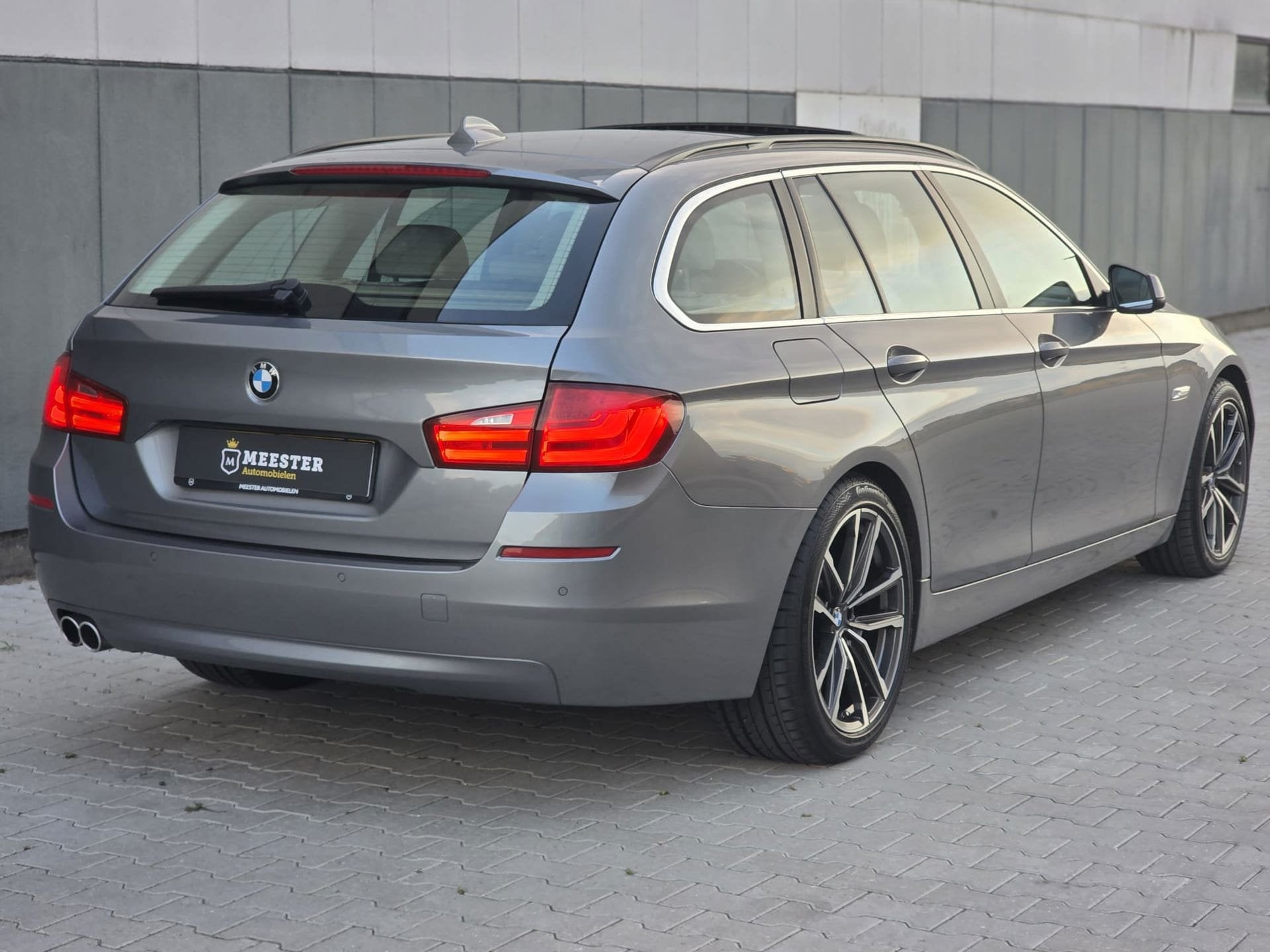 BMW 5-serie Touring 528xi High Executive|Panodak|ACC|Head-up, Automaat, 1780 kg, Gebruikt, Beige