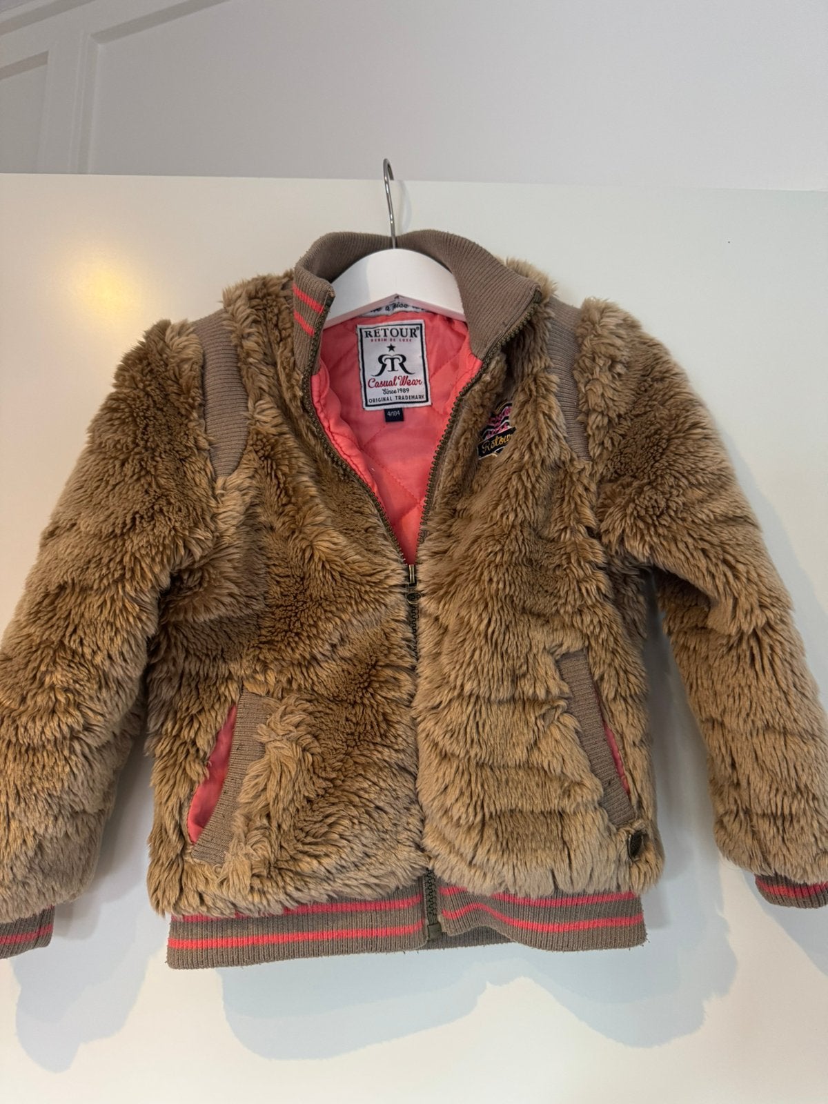 Vest retour maat 104, Ophalen of Verzenden, Zo goed als nieuw, Jongen, Trui of Vest