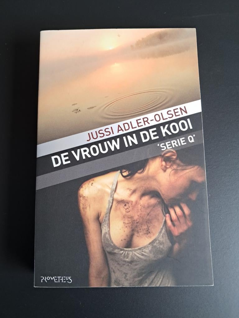 Jussi Adler-Olsen - De vrouw in de kooi, Ophalen of Verzenden, Zo goed als nieuw, Scandinavië, Jussi Adler-Olsen
