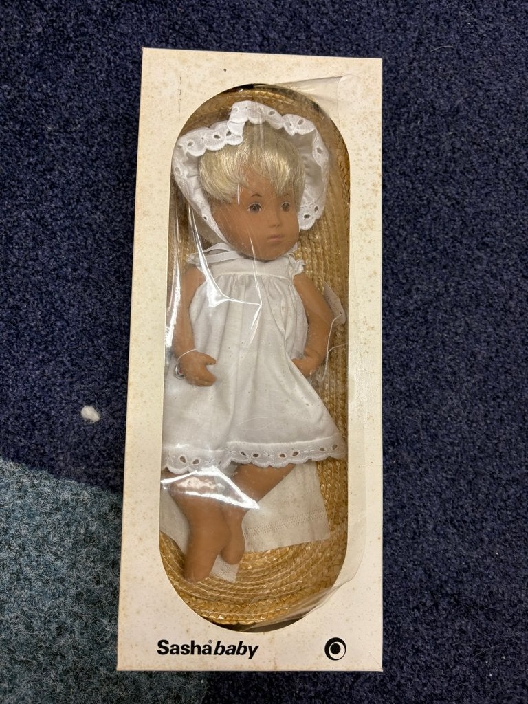 Sasha Doll baby Sundress nieuw in doos., Verzamelen, Poppen, Ophalen of Verzenden, Nieuw, Pop
