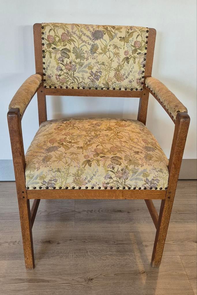 Antieke stoel met bloemenstof en hout gespijkerd, Ophalen