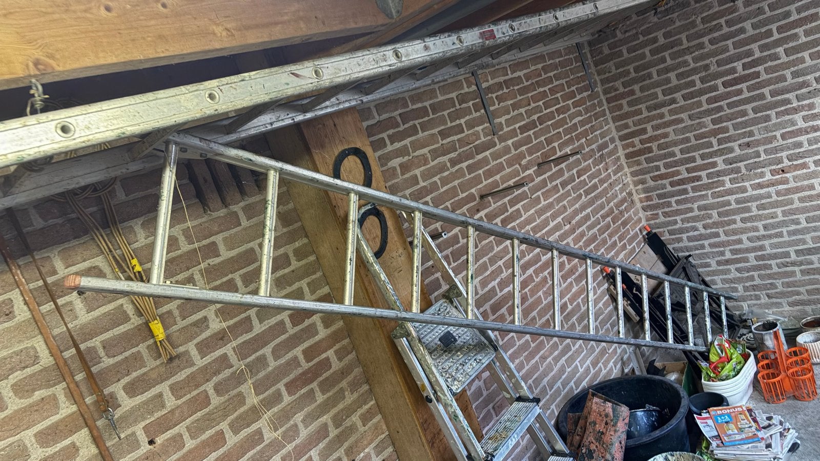 Aluminium uitschuifbare ladder (2 delig) plus minus 8 meter, Gebruikt, Ophalen of Verzenden, Ladder, Opvouwbaar of Inschuifbaar