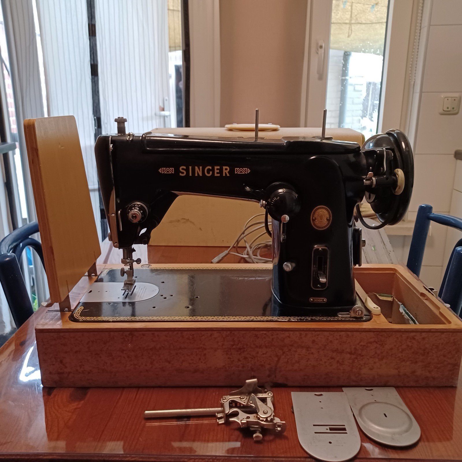 OUDE MOOIE SINGER, elektrische naaimachine., Antiek en Kunst, Ophalen