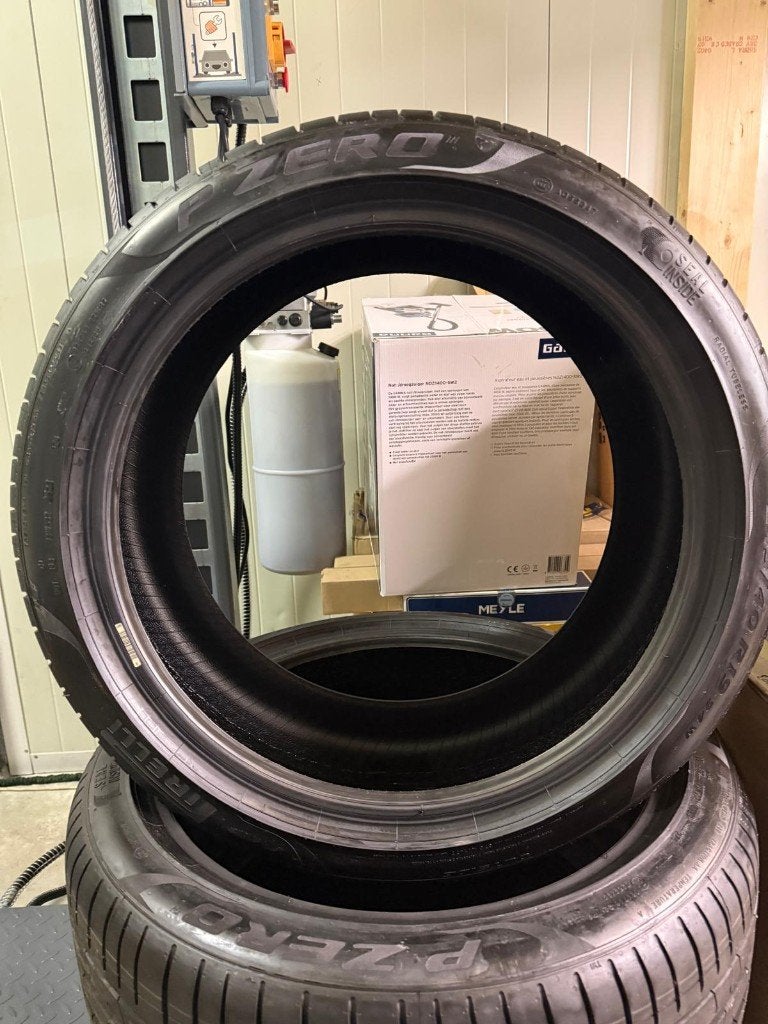 Pirelli P Zero PZ4 LS 245/40 R19 94W Seal Inside, 245 mm, Nieuw, Band(en), Personenwagen