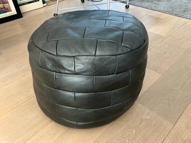 Zwarte lederen patchwork poef - comfortabel en veelzijdig, Gebruikt, Rond, Leer, Ophalen of Verzenden