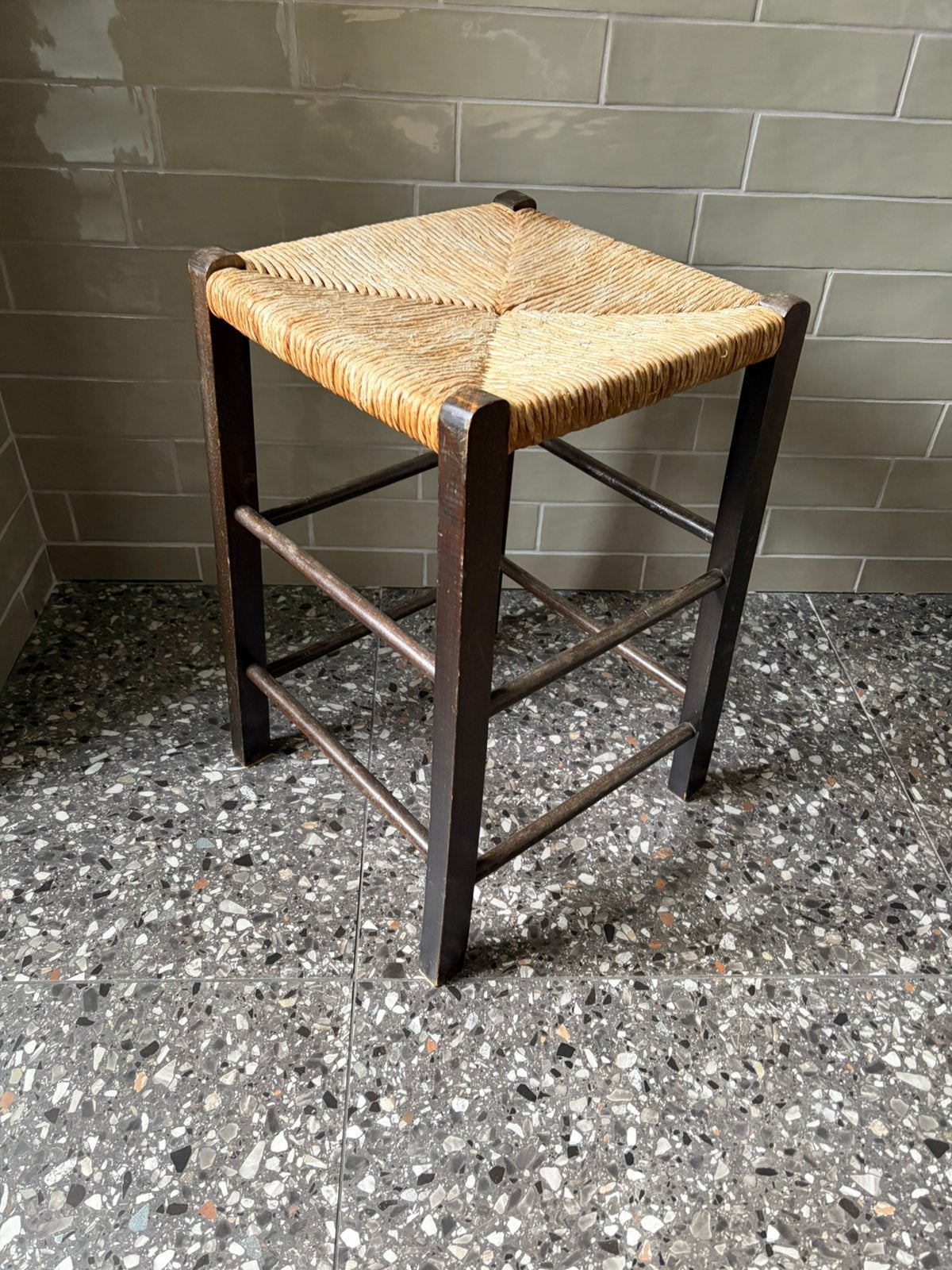 houten kruk met biezen zitting vintage jaren’70, Ophalen, Zo goed als nieuw, Hout