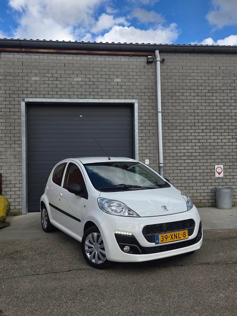 Peugeot 107 1.0 12V 5DR 2012 Wit, Auto's, Voorwielaandrijving, Stof, 4 stoelen, Origineel Nederlands