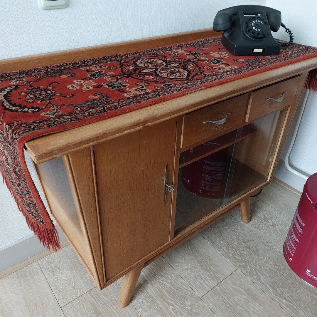 Vintage dressoir met glazen deurtje (kleine beschadiging), Ophalen