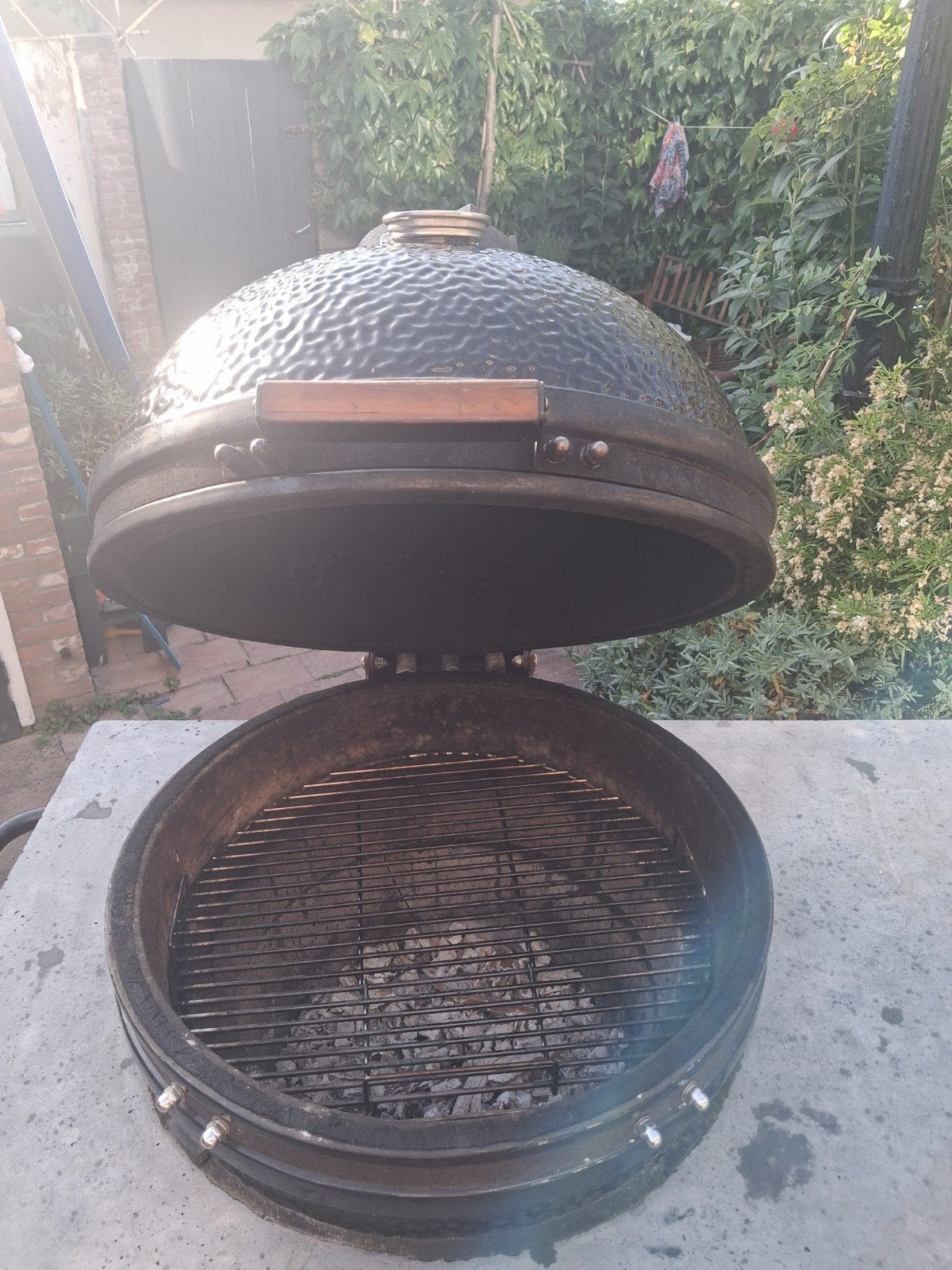 The Bastard Large Kamado BBQ met onderstel, Ophalen, Gebruikt, The Bastard