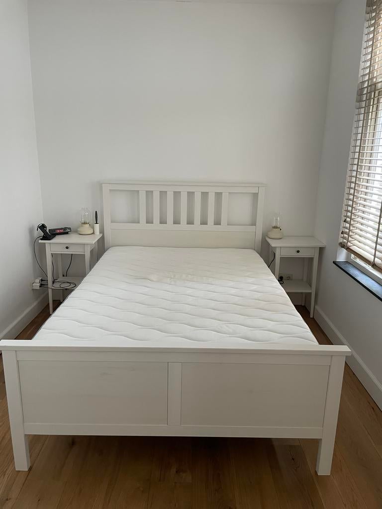 Bed, frame, 2x side tables, can be sold separately as well, Ophalen of Verzenden, Zo goed als nieuw, Tweepersoons, Hout