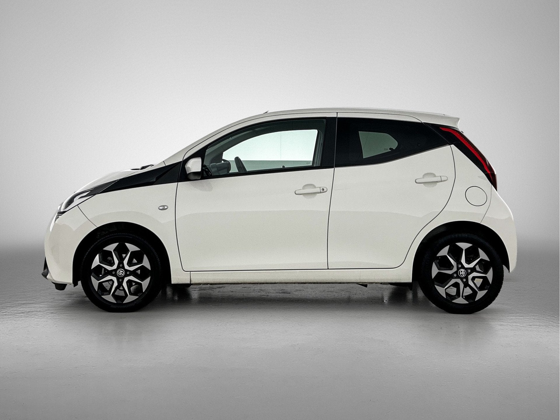 Toyota Aygo 1.0 VVT-i x-joy Automaat | BTW voertuig | NIEUW, 12 maanden, Stof, Gebruikt, 4 stoelen