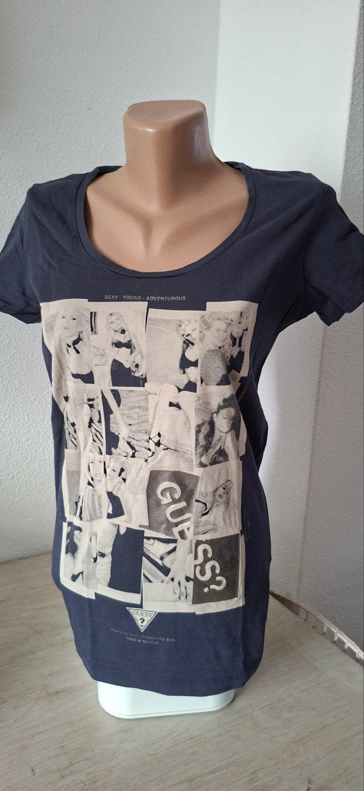 Guess T-shirt maat 38/40 donkerblauw met print, Kleding | Dames, T-shirts, Maat 38/40 (M), Blauw, Ophalen of Verzenden, Zo goed als nieuw