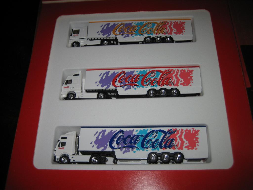 Coca-Cola  3 x Mercedes-Renault-Volvo in luxe box Albedo, Hobby en Vrije tijd, Modelauto's | 1:87, Ophalen of Verzenden, Nieuw