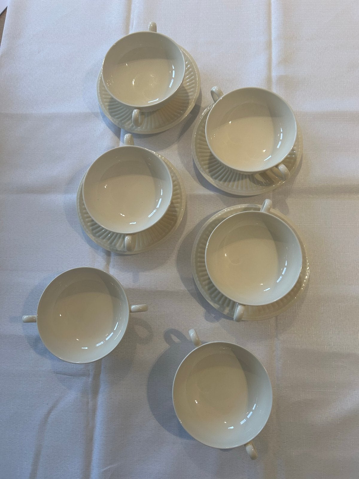 Wedgwood Etruria & Barlaston soepkommen met schotels, Klassiek, Ophalen of Verzenden, Zo goed als nieuw, Kop(pen) en/of Schotel(s)