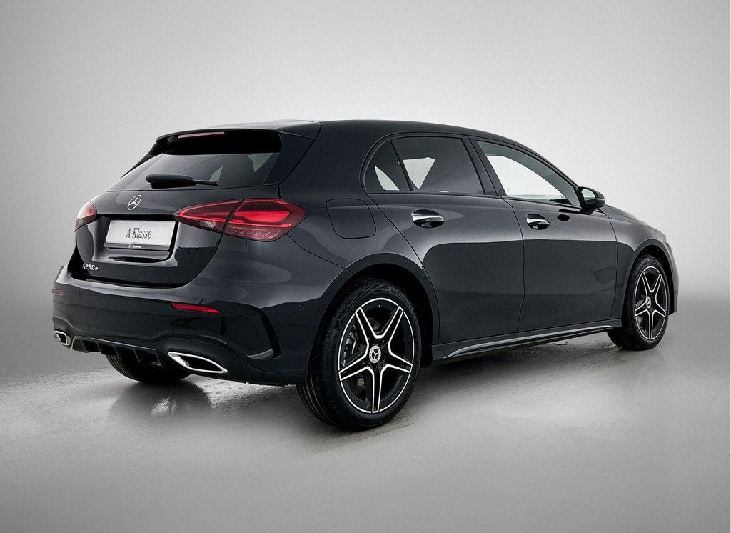 Mercedes-Benz A-Klasse 250 e Business Solution AMG | Nightpa, Auto's, Mercedes-Benz, 12 maanden, 4 cilinders, 15 kWh, Zwart