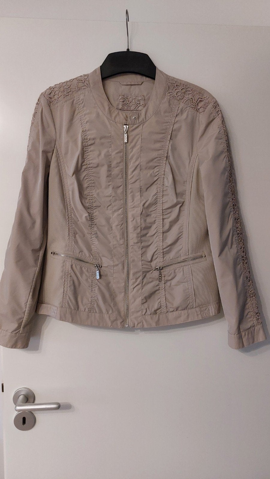 Beige zomerjas dames maat M, zo goed als nieuw, Kleding | Dames, Jassen | Zomer, Ophalen of Verzenden, Zo goed als nieuw, Beige