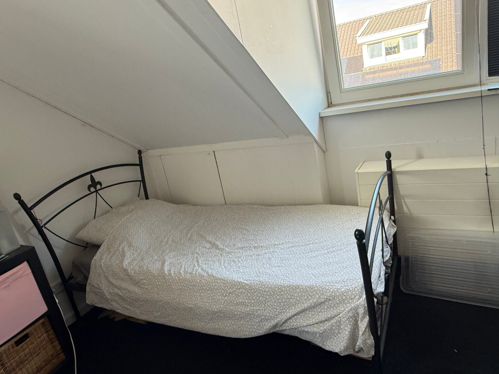 Metalen eenpersoonsbed met sierlijke details, Huis en Inrichting, Ophalen, Gebruikt, 90 cm, Eenpersoons