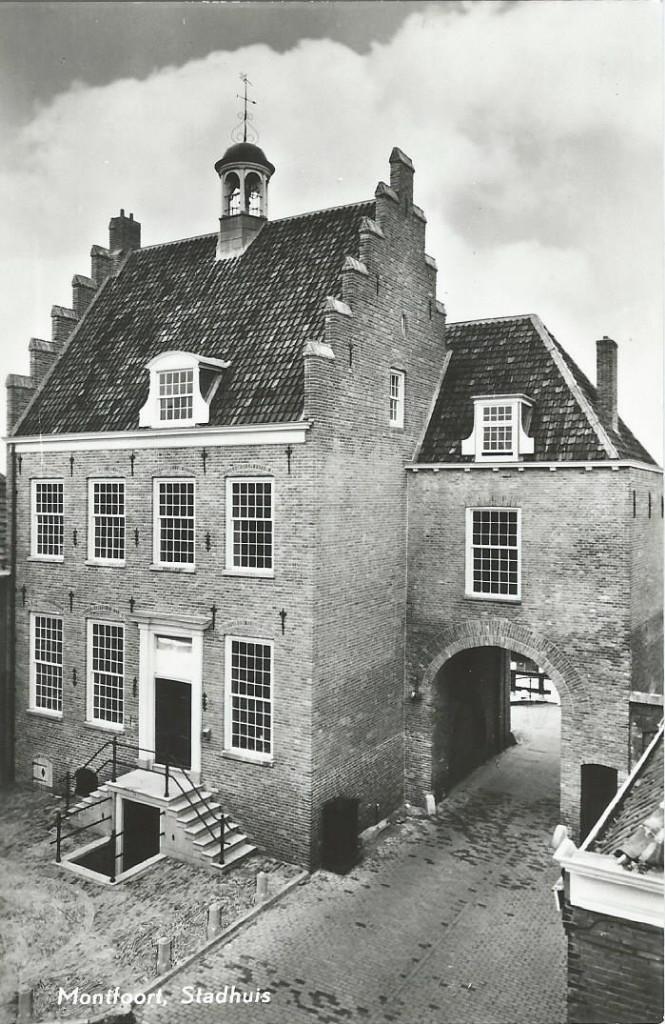Ansichtkaart MONTFOORT Stadhuis, Verzamelen, Ansichtkaarten | Nederland, Verzenden, 1960 tot 1980, Gelopen, Utrecht