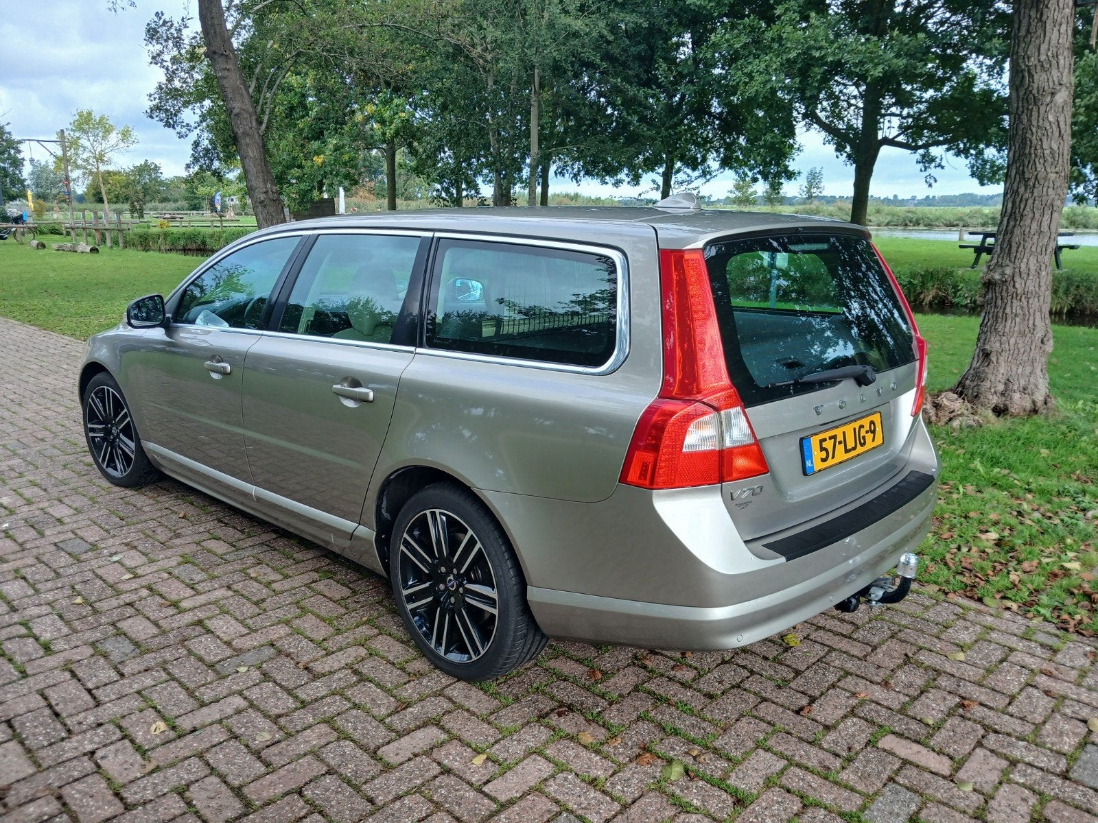 Volvo V70 2.0 T 2010 Zilvergrijs Momentum Lees advertentie, 1800 kg, Beige, 4 cilinders, Stationwagon
