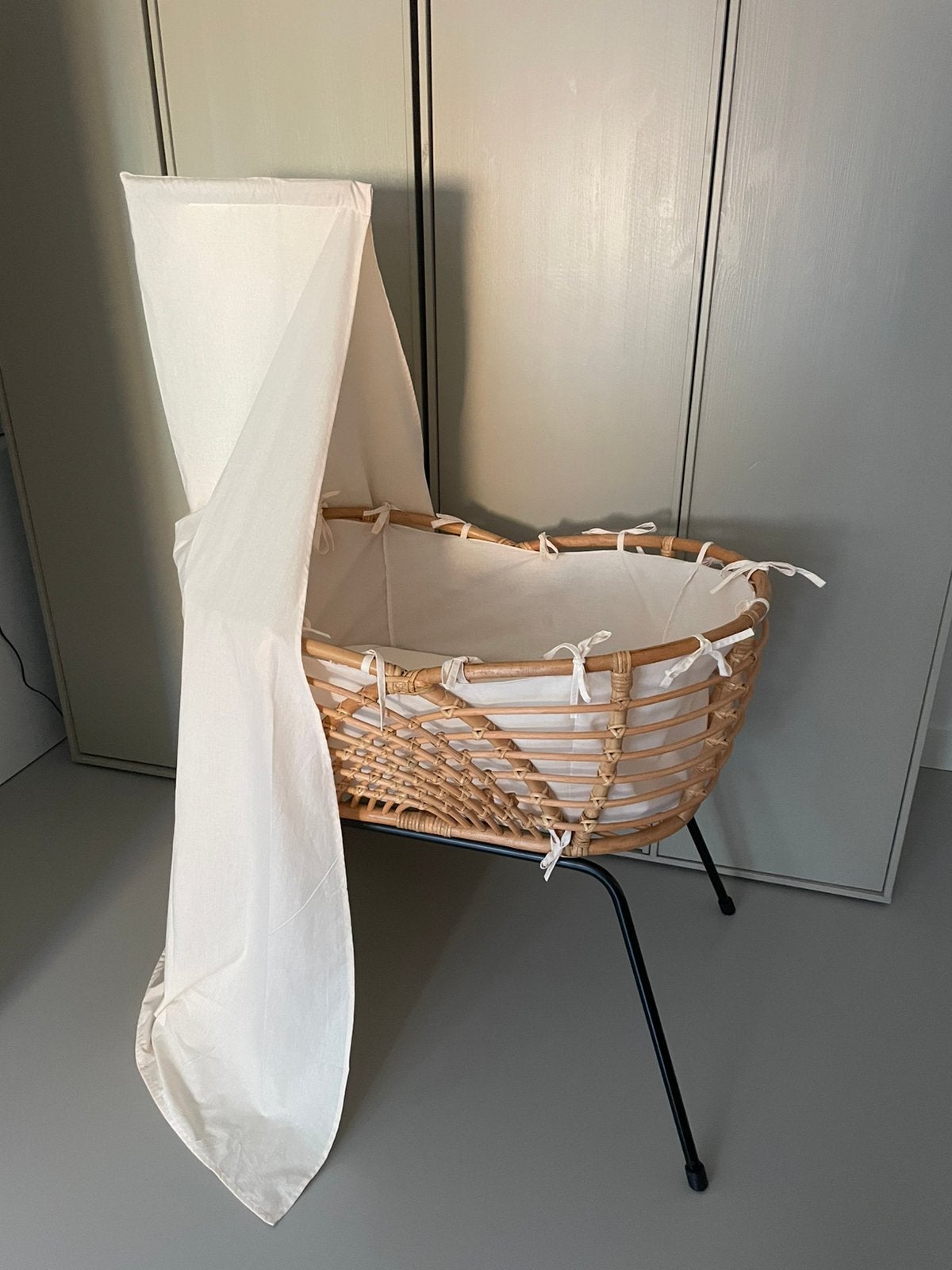 Rotan Wiegje met Hemel en Matrasje, Kinderen en Baby's, Babywiegjes en Ledikanten, Ophalen, Zo goed als nieuw, Wieg