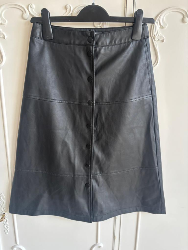 Nieuw zwart leer look rok merk Reserved maat 34, Kleding | Dames, Rokken, Zwart, Nieuw, Ophalen of Verzenden, Maat 34 (XS) of kleiner