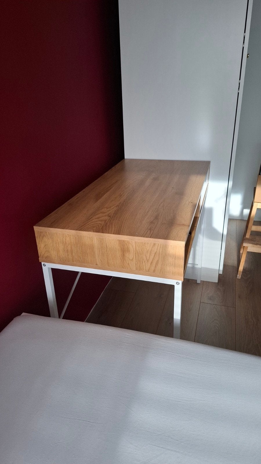 JYSK bureau met bruin blad en witte poten, Ophalen