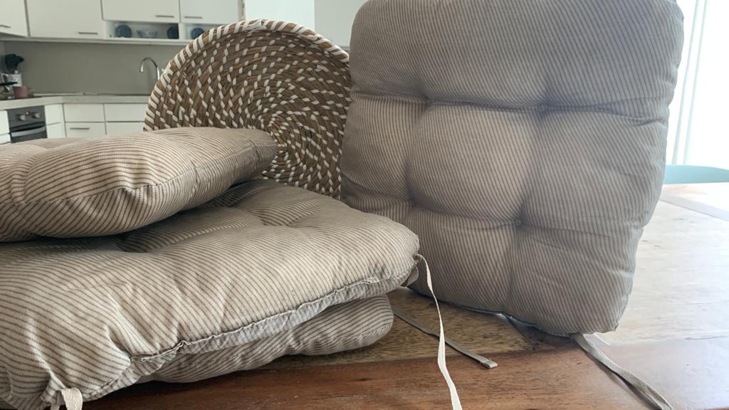 Set van 4 beige gestreepte zitkussens, Huis en Inrichting, Woonaccessoires | Kussens, Ophalen of Verzenden, Gebruikt, Beige, Vierkant