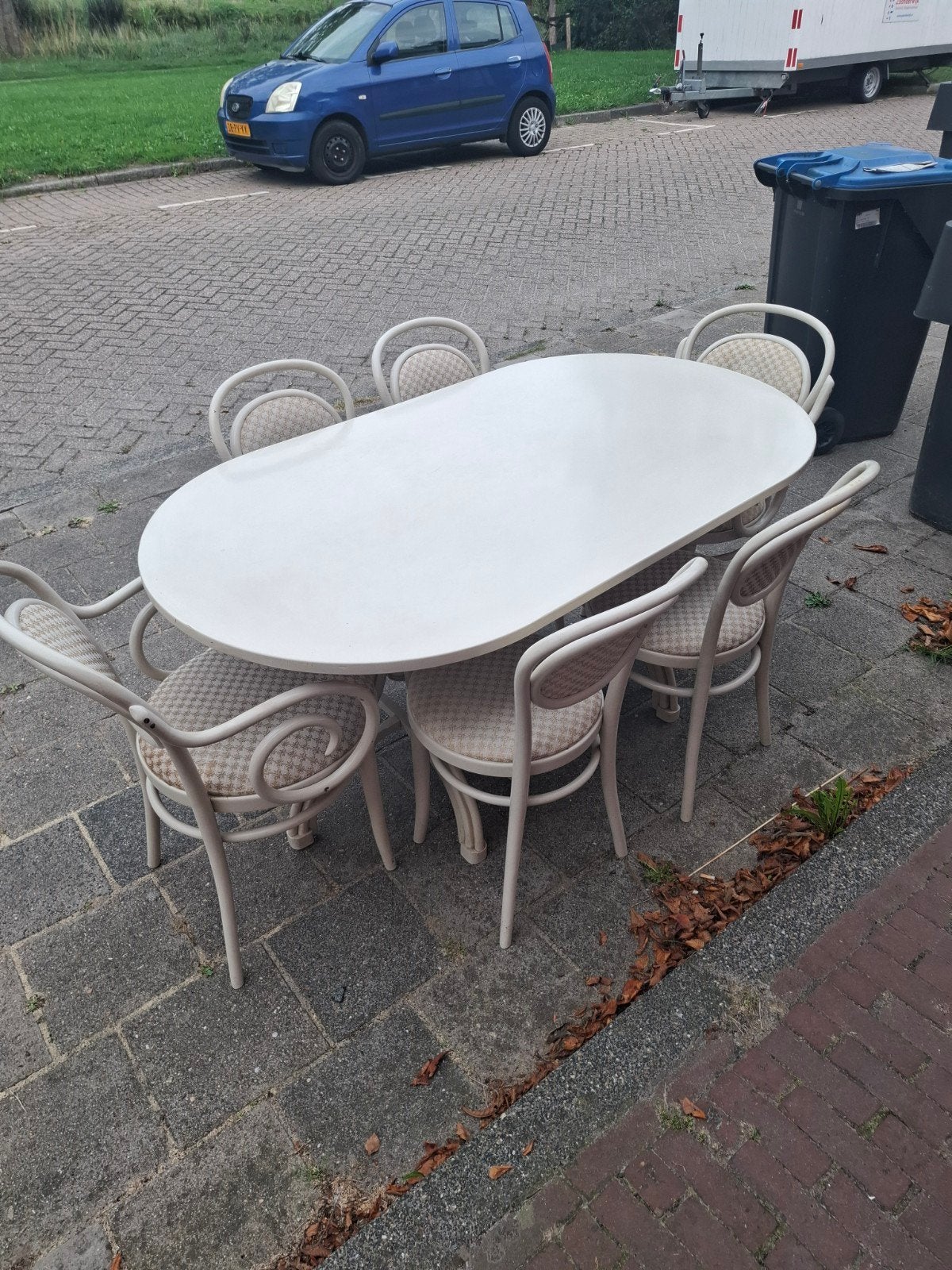 Tonet-stijl ovale eettafel met 6 stoelen (2+4), Ophalen of Verzenden, Gebruikt, Ovaal, 100 tot 150 cm