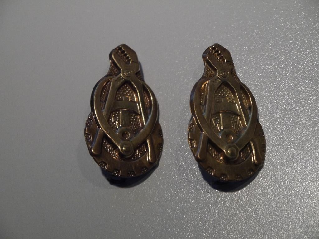 Schouderemblemen Technische Dienst, Verzamelen, Militaria | Algemeen, Verzenden, Landmacht, Nederland, Embleem of Badge