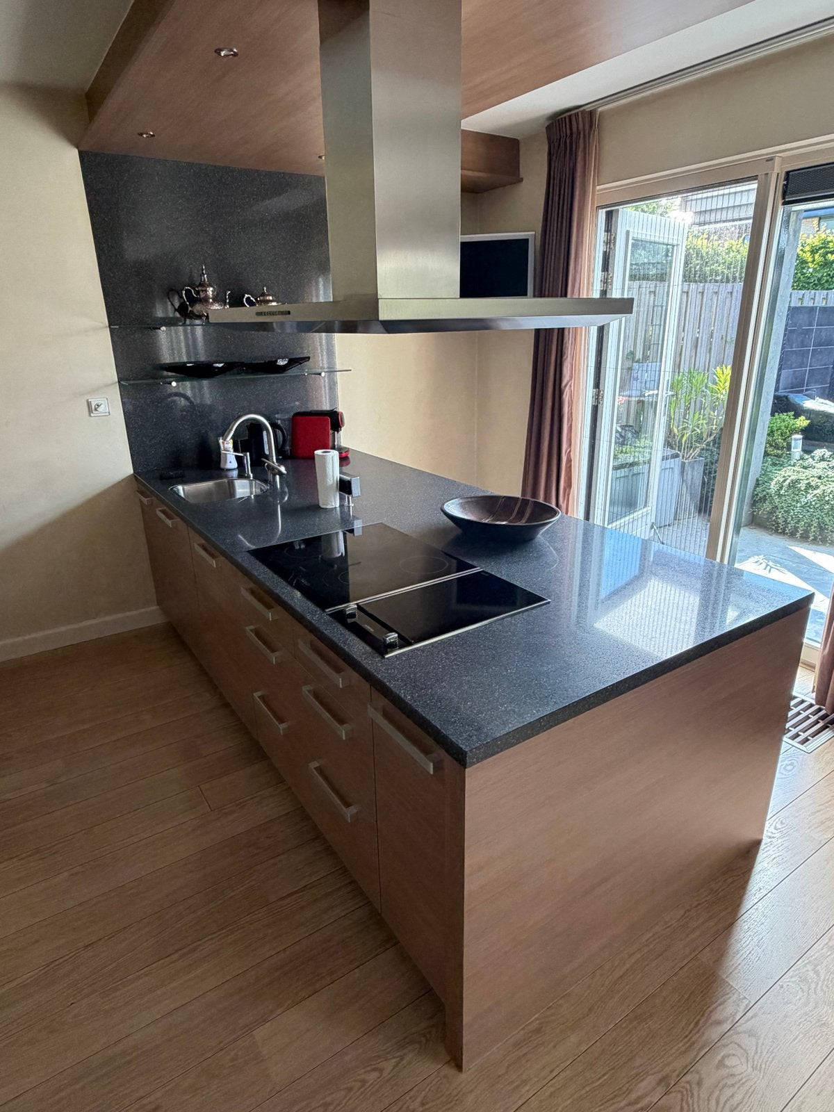 Moderne keuken met kookeiland en inbouwapparatuur, Ophalen, Gebruikt, Bruin, Dubbelwandige keuken