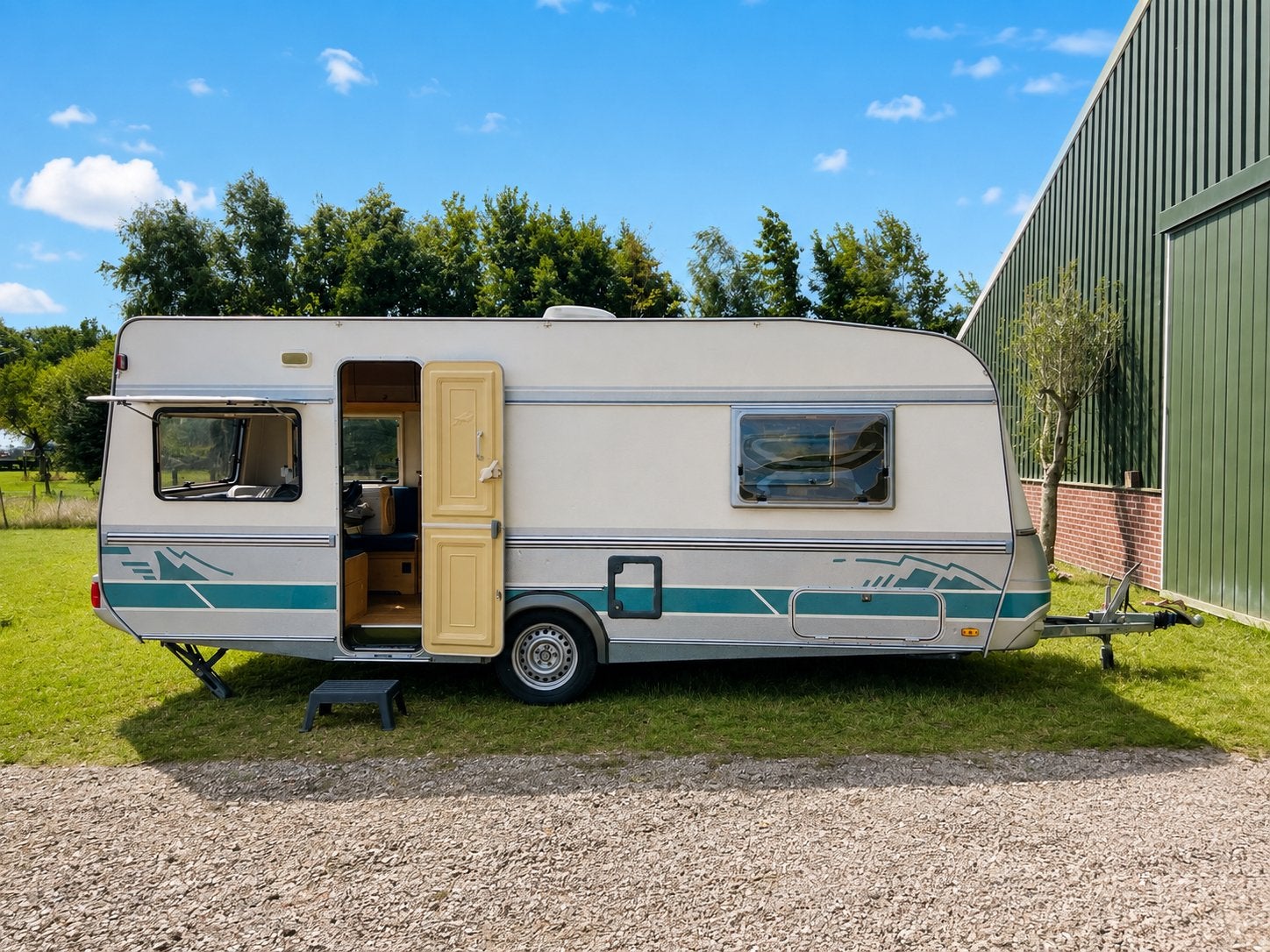 Fendt Karaat Opnieuw gestoffeerd | Voortent | Nette caravan, Vast bed, Rondzit, Bedrijf, Kachel
